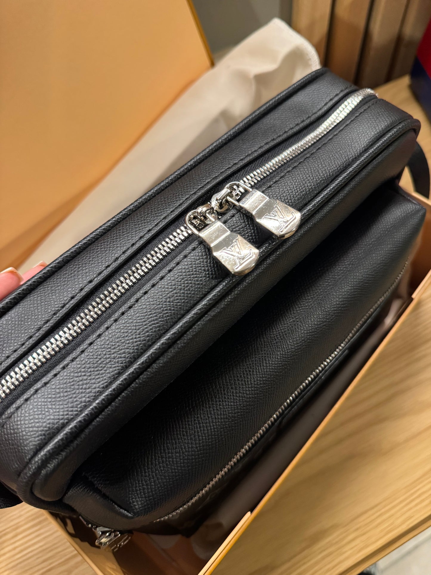 ELVee messenger bag