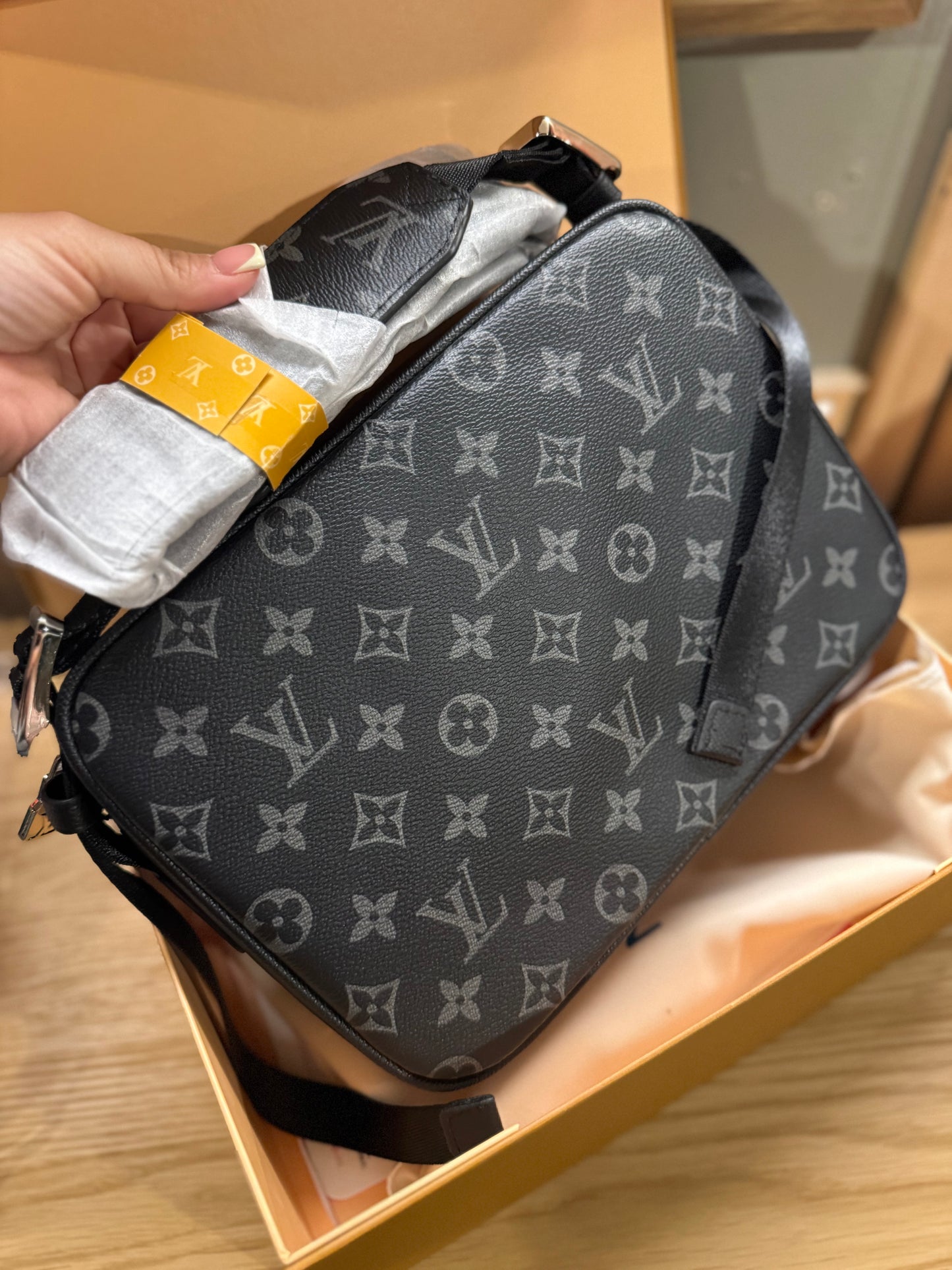 ELVee messenger bag