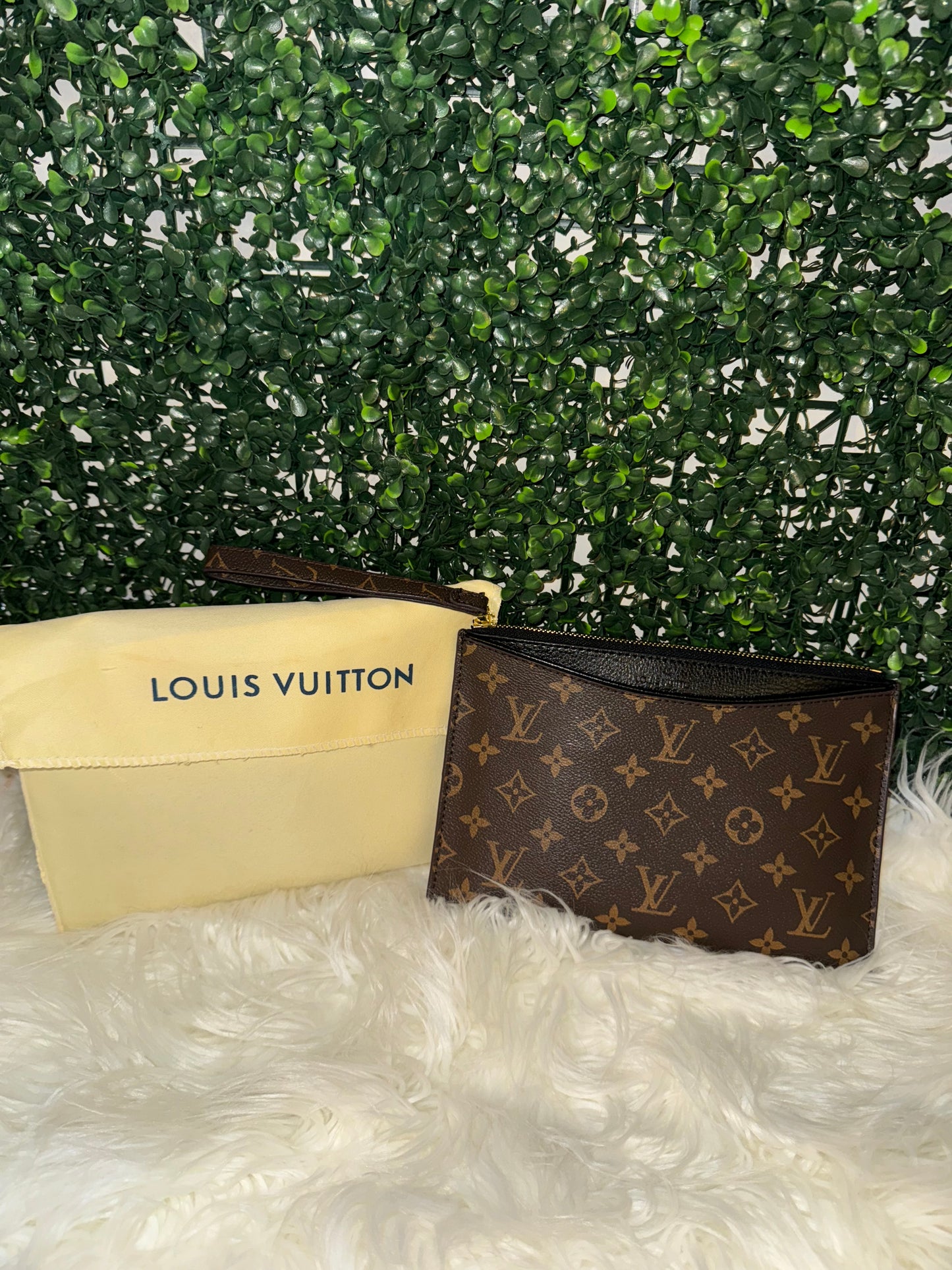 Wristlet pouch